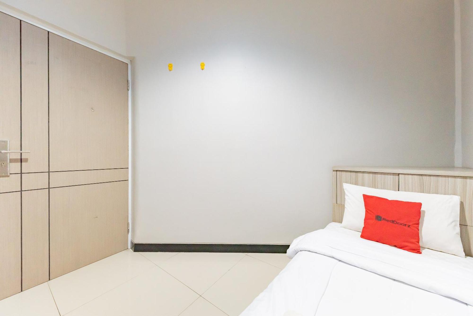 Reddoorz Near Botani Square Mall Богор Экстерьер фото